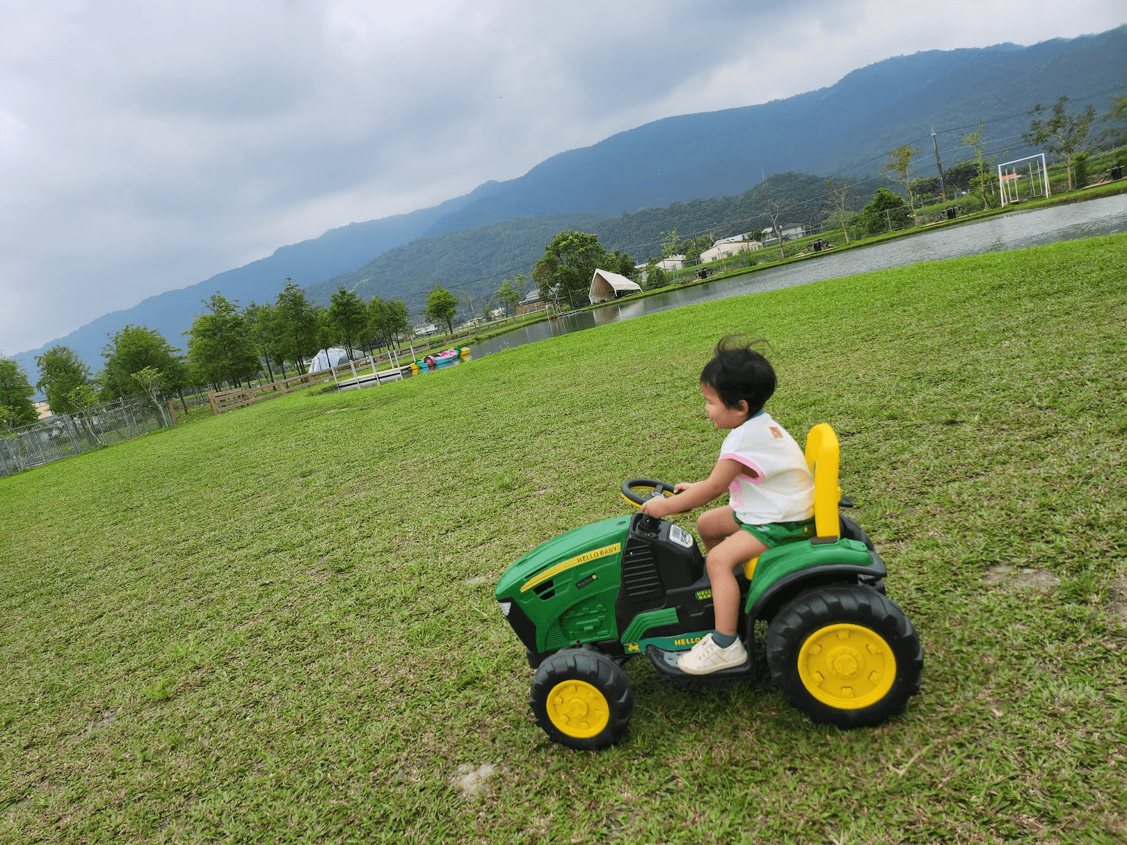 宜蘭農場拖拉機電動車，小孩也能玩